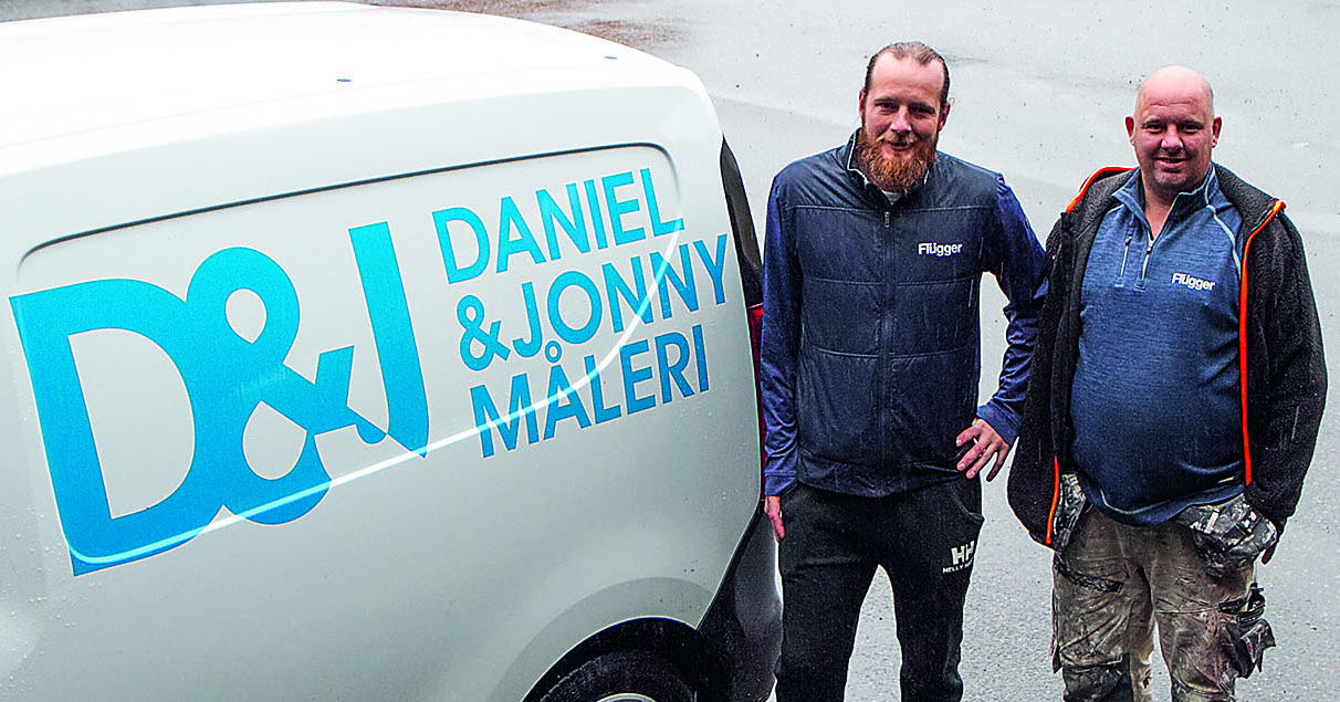 När fastighetsägaren bestämde sig för att bygga bostäder på parkeringen till måleributiken flyttade Daniel och Jonny till en ny lokal.