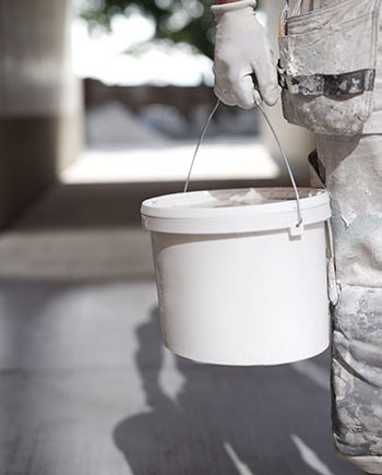 hand med handske bär målarhink hand med handske bär målarhink