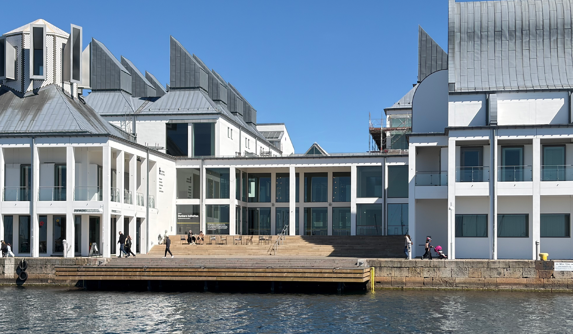 Dunkers kulturhus fr&aring;n vattnet.